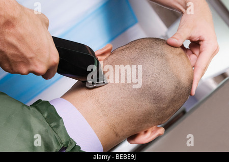 La réception de l'homme une coupe dans un salon Banque D'Images