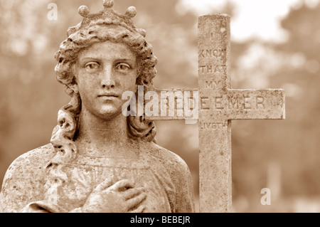 Vieux cimetière statue de femme tenant la croix du Rédempteur Banque D'Images