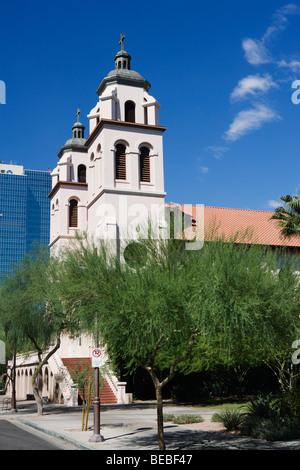 Arbres devant une église, Basilique Sainte-Marie, Phoenix, comté de Maricopa, Arizona, USA Banque D'Images