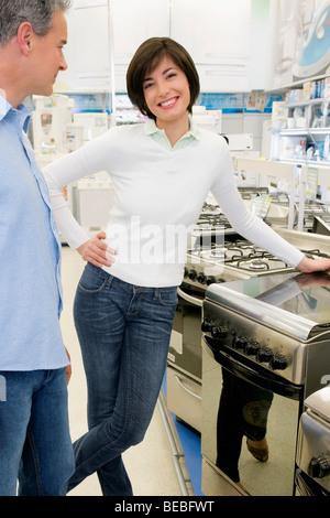 Femme et un homme d'acheter cuisinière dans un supermarché Banque D'Images