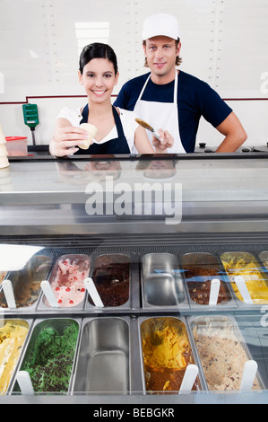 Commis-smiling dans un glacier Banque D'Images