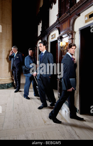 Quatre hommes d'debout dans un hall de l'hôtel Biltmore Hotel, Coral Gables, Florida, USA Banque D'Images