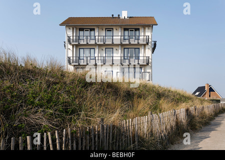 Maison sur les dunes avec Holiday Apartments, typique station balnéaire sur la côte de la mer du Nord des Pays-Bas, Bergen aan Zee, Pays-Bas, Nethe Banque D'Images