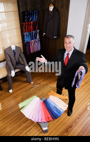 Portrait d'un homme dans un magasin de vêtements Banque D'Images