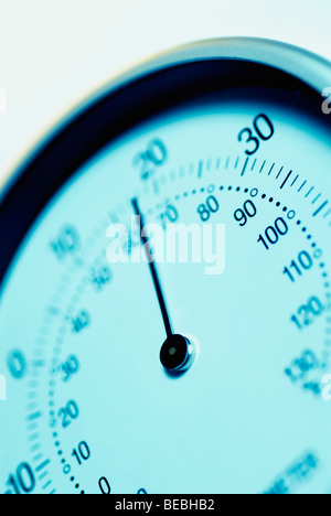 Close-up d'un thermomètre analogique Banque D'Images