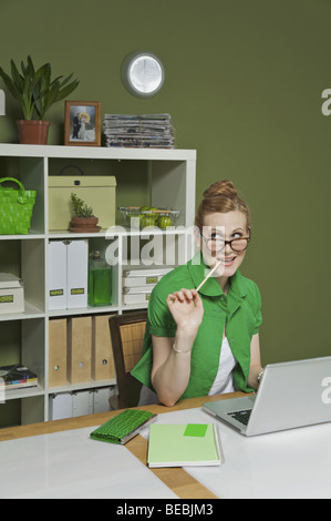 Construction d'un ordinateur portable dans le bureau Banque D'Images