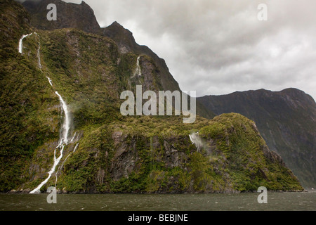 Terrain montagneux à Milford Sound, Nouvelle Zélande Banque D'Images