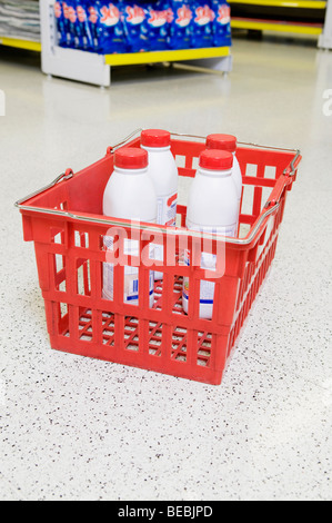 Bouteilles dans un panier dans un supermarché Banque D'Images