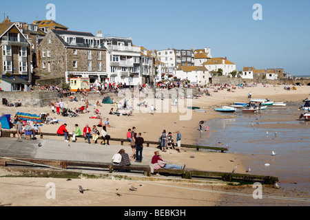 La populaire plage de St Ives Harbour à Cornwall UK à marée basse. Banque D'Images