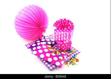 Des cadeaux pour un anniversaire en violet avec des mouchetures et de scie Banque D'Images