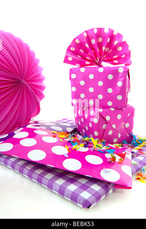 Des cadeaux pour un anniversaire en violet avec des mouchetures et de scie Banque D'Images
