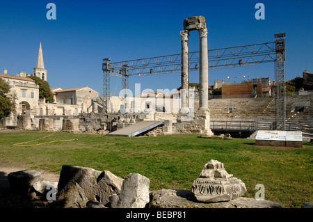 Théâtre antique Théâtre romain ou Arles avec colonnes de pierre Sculpture & Structure éclairage contemporain Provence France Banque D'Images