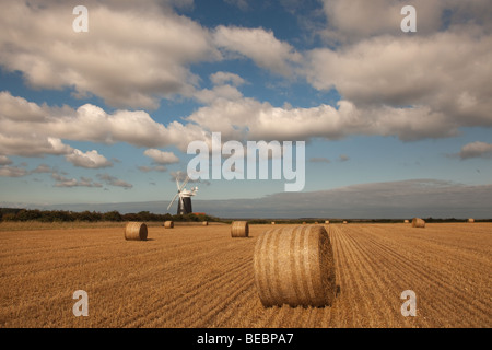 Burnham Windmill Norfolk & bottes de paille après la récolte à la fin de l'été Banque D'Images