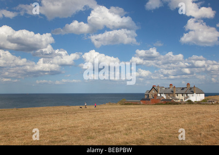 Les promeneurs sur le chemin côtier à Norfolk Weybourne, à la fin de l'été Banque D'Images