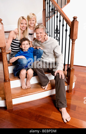 Portrait of a family smiling sur un escalier Banque D'Images