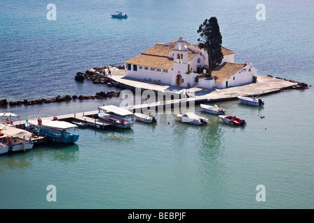 Monastère de Panagia Vlachernes près de l'île de Pontikonisi Souris prises à partir de la péninsule de Kanoni Banque D'Images