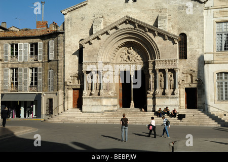 Façade ouest de l'église romane et l'ancienne cathédrale de Saint Trophime Arles Provence France Banque D'Images