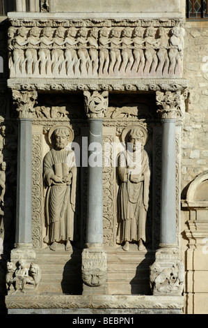 Saint Jacques le Juste (Sculptures & Philip) sur la façade ouest de l'église romane de Saint Trophime Arles Provence France Banque D'Images