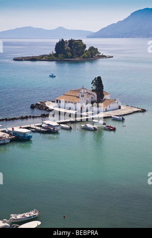 Monastère de Panagia Vlachernes avec l'île de la souris dans l'arrière-plan de Pontikonisi prises à partir de la péninsule de Kanoni Banque D'Images