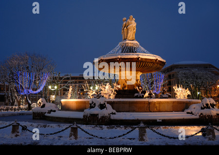 La Rotonde d'Aix fontaine monumentale allumé sur une nuit d'hiver et couverts de neige Aix-en-Provence Provence France Banque D'Images