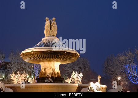 La Rotonde d'Aix fontaine monumentale allumé sur une nuit d'hiver et couverts de neige Aix-en-Provence Provence France Banque D'Images