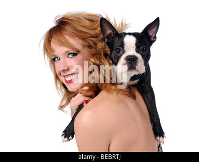 Young woman smiling avec Boston Terrier sur l'épaule isolated over white background Banque D'Images