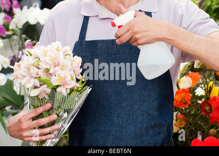 Ce fleuriste un bouquet de fleurs Banque D'Images