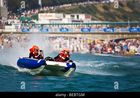 ZapCat à regarder la foule des bateaux de course en action sur le front de mer de Bournemouth. Le Dorset. UK. Banque D'Images