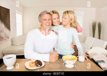 Couple avec leur fille de prendre le petit déjeuner Banque D'Images