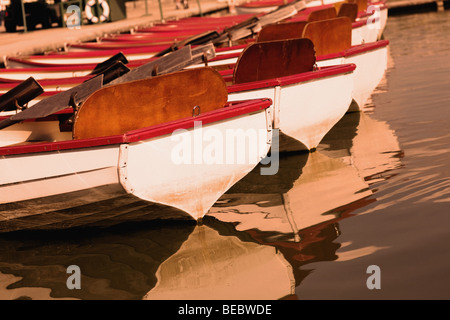 Bateaux amarrés dans un lac, Paris, France Banque D'Images