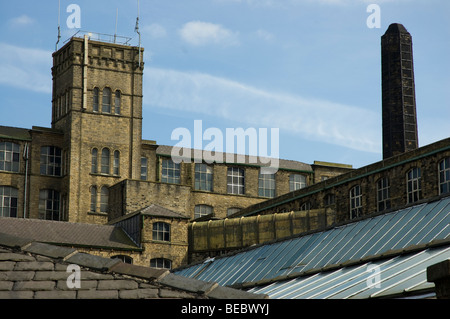 Bas Banque Mill de Marsden, West Yorkshire. L'usine a fermé en 2004 avec la perte de plus de 250 emplois. Banque D'Images