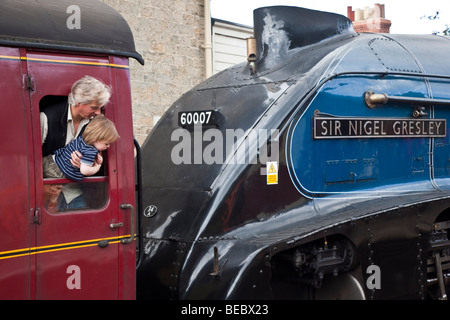 Sir Nigel Gresley machine à vapeur à Levisham, gare ferroviaire historique de North York Moors. Banque D'Images