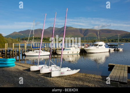 Bateaux à Nichol Fin Marine, Derwentwater, près de Keswick, Parc National de Lake District, Cumbria, Angleterre, Royaume-Uni, avec vue sur Skiddaw Banque D'Images