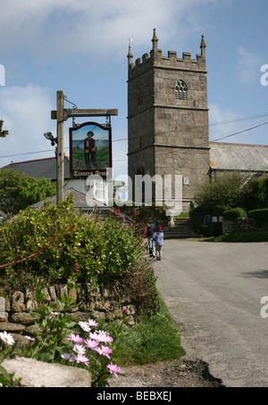 L'Tinners Arms enseigne de pub et l'église du village de Saint Senara à Zennor Cornwall England UK Banque D'Images