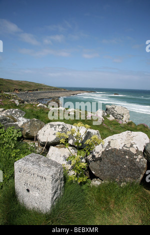 Près de falaise avec une Burthallon signe pierre menant à Zennor sur le South West Coast Path près de St Ives, Cornwall Banque D'Images