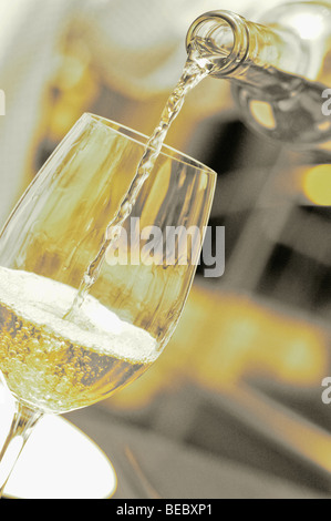 Close-up de vin est versé dans un verre de vin Banque D'Images