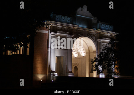 Porte de Menin, Ypres Memorial de la Grande Guerre, Ypres, Belgique la nuit Banque D'Images