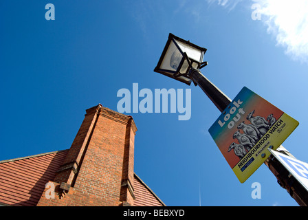 Street style victorien avec lampe signe de surveillance de quartier et de hauteur de cheminée en brique, à Bedford Park, Chiswick, Angleterre Banque D'Images