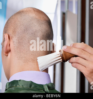 La réception de l'homme une coupe dans un salon Banque D'Images