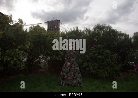 Une femme vêtue d'une robe faite de matériaux de camouflage à la 13e édition de Dumbo Arts Festival Banque D'Images