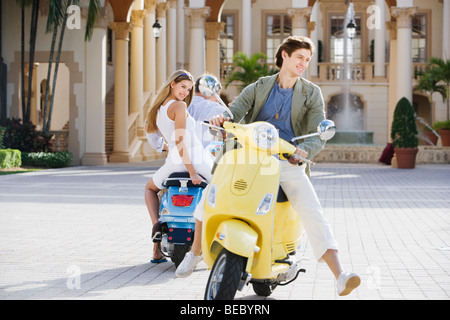 Trois amis s'amusant sur les cyclomoteurs, Biltmore Hotel, Coral Gables, Florida, USA Banque D'Images