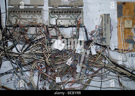 Une penderie montrant un rat's Nest de fils et câbles Banque D'Images