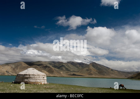 Yourte en face du Mont Muztagh Ata au lac Karakul, Province du Xinjiang, en Chine. Banque D'Images