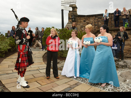 Scottish Piper et invités du mariage Château d'Edimbourg Ecosse UK Banque D'Images