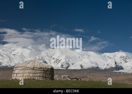 Yourte au lac karakul, Province du Xinjiang, en Chine. Banque D'Images