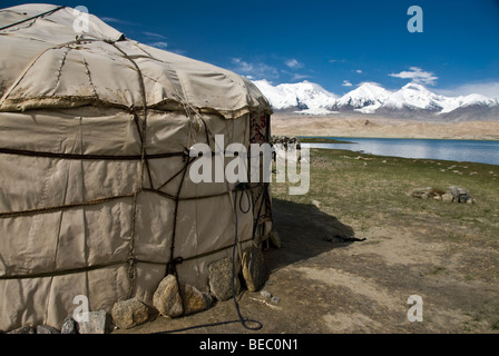 Yourte au lac karakul, Province du Xinjiang, en Chine. Banque D'Images