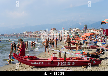 Plage bondée à Viareggio, Riviera toscane, Toscane, Italie Banque D'Images