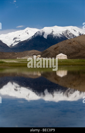 Vue sur la chaîne de montagnes du Karakoram Karakul lake, de la province du Xinjiang, Chine 2008. Banque D'Images