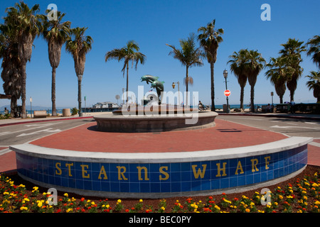 Fontaine avec palmier dans l'arrière-plan, Santa Barbara Fontaine, Stearn's Wharf, Santa Barbara, Californie, USA Banque D'Images