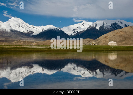 Vue sur la chaîne de montagnes du Karakoram Karakul lake, de la province du Xinjiang, Chine 2008. Banque D'Images